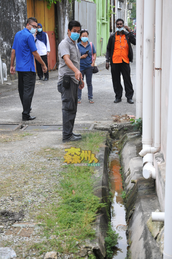 庄雪和（左2）联同芙蓉市政局官员、SWM环保公司职员巡视发生污水泄漏的店屋。