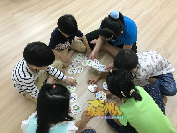 对于不同种类的桌游牌卡，孩子们都深感兴趣。