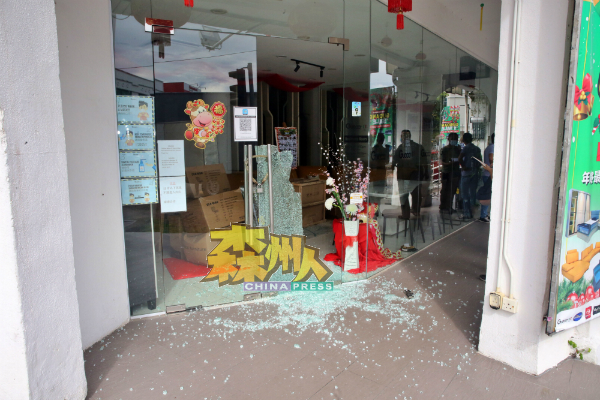 Gucca Italy家具店的玻璃门被贼徒砸破，潜入偷走千余令吉及一台手机。
