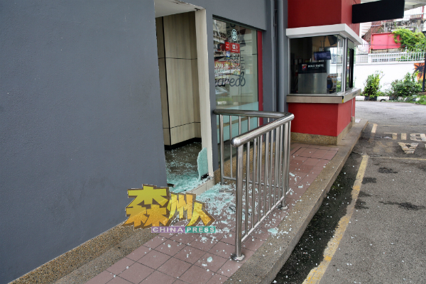 贼徒砸破玻璃潜入肯德基家乡鸡快餐店干案，不过里头没存放钱财，所以贼徒空手而归。