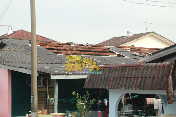受灾住家部分屋顶被掀开，情势骇人。
