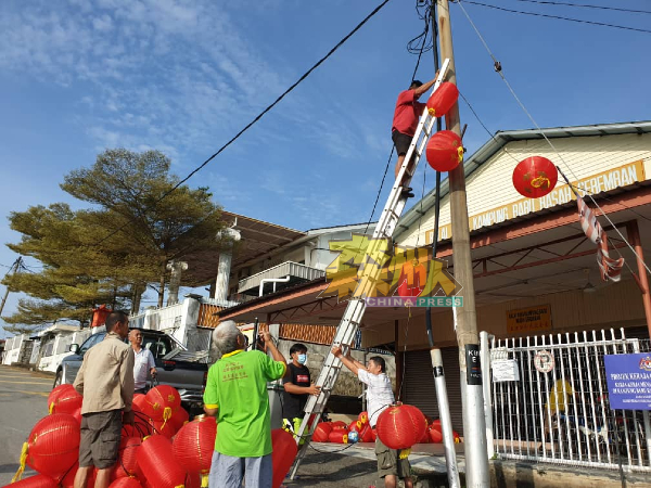 亚沙新村村委会在经费有限下，村委会一手包办悬挂和拆除灯笼的工作。