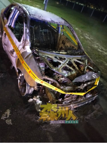 峇都基基占鲁花园发生轿车无故起火燃烧事件，轿车尽数烧毁。 