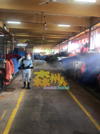 芙蓉市政局管理的建筑物及摊位，定时进行清洁及消毒工作。