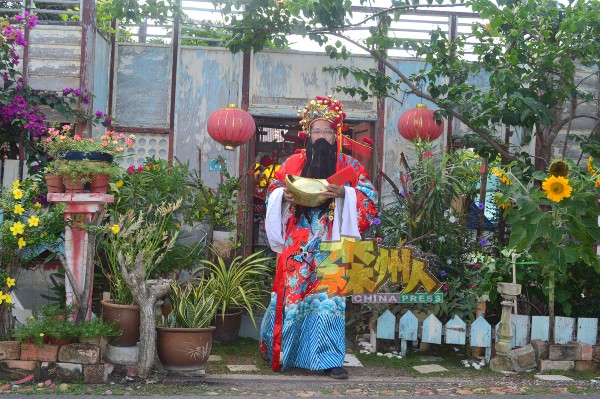财神到！财神苏洺瑔从马口巴都峇加村环保屋步出，散播财气。