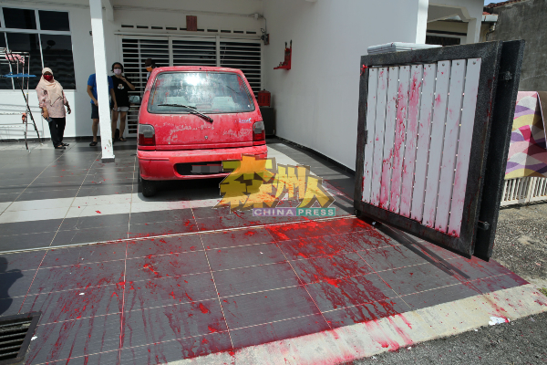熟食小贩住家遭泼漆，轿车、铁门及地面皆沾上红漆。