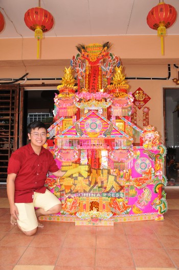 19岁的郑宇恒热爱神料供品制作，以一星期完成7尺高的天公座。