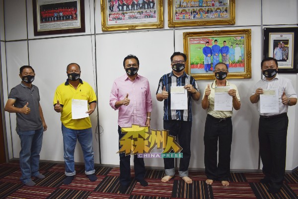 莫哈末沙林（左3）颁发支票给非政府组织，左起郑秋才、刘金发，右起钟绘名、彭章友以及萧国煌。