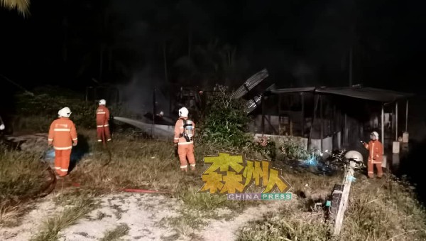 消拯员在现场调查起火原因。