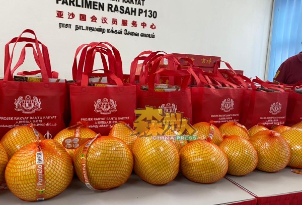 .桂青团员除了获得装有食品的新春礼袋外，也各获一盒年柑、柚子和一封红包。