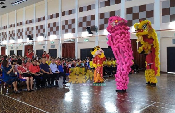 桂青龙狮团在过往的新年是州内华小的“常客”，为学生呈献精彩的舞狮表演。（档案照）