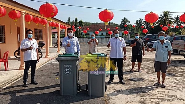 波德申市议会向芦骨斯里巴力新村125户人家派发独立垃圾桶，左2为朱建华。