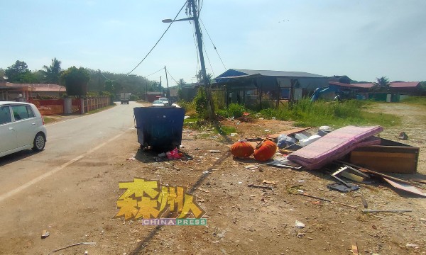 朱建华警告，任何人再把巨型垃圾或装修垃圾往新村丢弃，可被控上法庭。