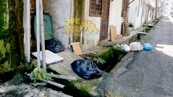 亚沙佳雅公寓组屋缺德住户，被指高空掷食物残渣下楼，破坏环境卫生。