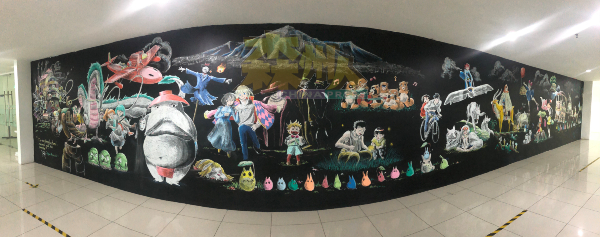 金群利环球院校掀起校园壁画风，最新一幅大型壁画，是把日本动画大师宫崎骏的经典系列作品串连在墙壁。