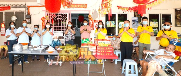 何彩思（左4起）、女人瑞张娇、廖凤珍、吴健南与马华亚沙志工团团圆及森州爱心团队拱手向各界拜年。