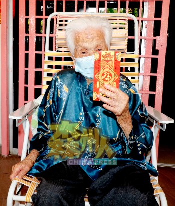 105岁女人瑞张娇喜获红包。
