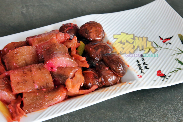 与普遍的海参焖猪脚不同的是，福州式的海参，因用了茄汁、酸梅酱和辣椒酱调味，卖相带红，味带甜酸，带给食客另一种风味。