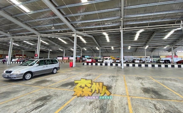 芙蓉NSK霸级市场的泊车场出现一大片空位，由此可见前来购物的人潮甚少。