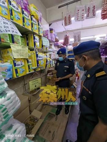 瓜拉庇劳区贸消局执法组前往巴弄土展区杂货店检查，证实1公斤包装食油供应充足。
