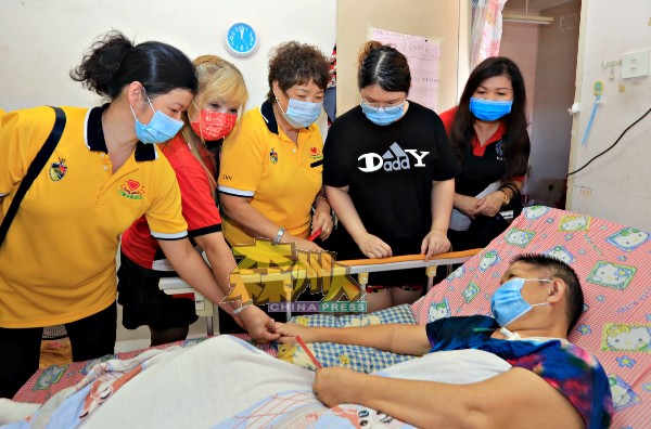陈素湄（左起）、赵爱莲和刘美妘探访因手术后半身瘫痪卧床的曾瑞芳，右2是王美欣。