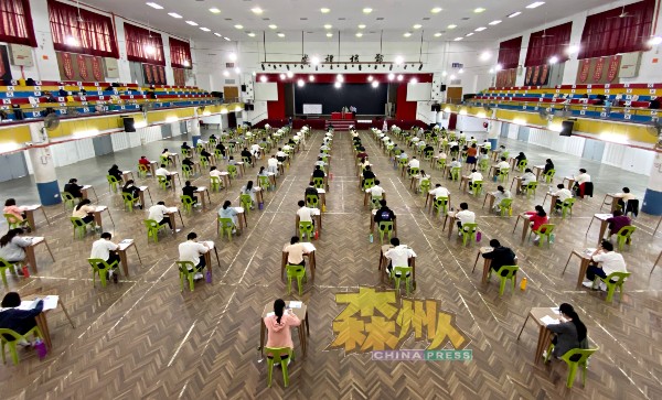 芙蓉中华中学大礼堂，在遵守安全社交距离的SOP下，逾百名考生坐在礼堂考试。