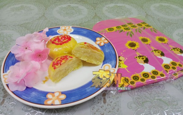 村委会自制的向阳饼，除了作为新春礼饼盒，也将发展为万茂新村的伴手礼。