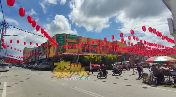 知知港大街挂满红红的灯笼，营造浓烈新年气氛。
