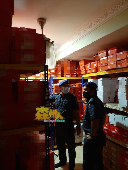 森州贸消局突击检查新那旺端姑惹化花园一间住家式货仓，起获总值2万4375令吉的名牌球鞋赝品。