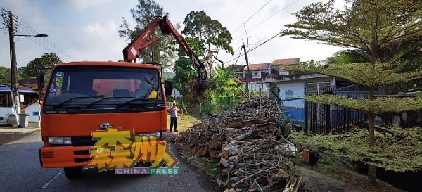 SWCorp分两天清理住宅区的路边垃圾，出动挖掘罗厘把路边大型垃圾及木材清空。