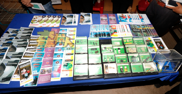 国家反毒机构反毒宣导活动，展示各种毒品或非法药物的种类。