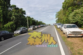 义山道路两旁停满扫墓人的车辆，有时长达一公里。