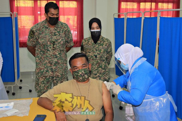 安努亚阿都华合在端姑惹化花园的马来西亚陆军皇家马来军团第十五营（新那旺营）接种新冠疫苗，成为森州军人接种新冠疫苗第一人。