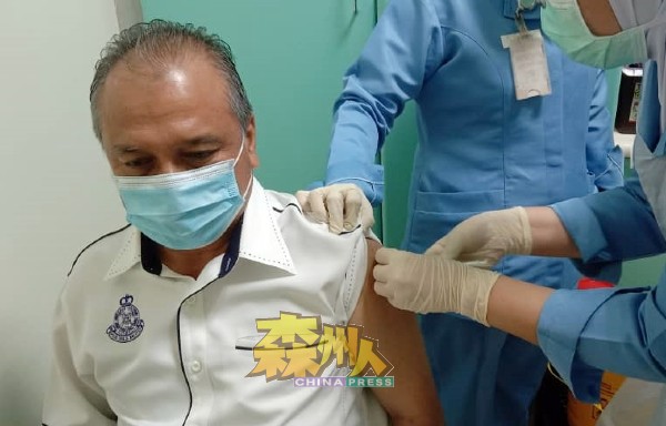 仄查卡利亚接种新冠肺炎疫苗后，表示身体一切安好无碍。