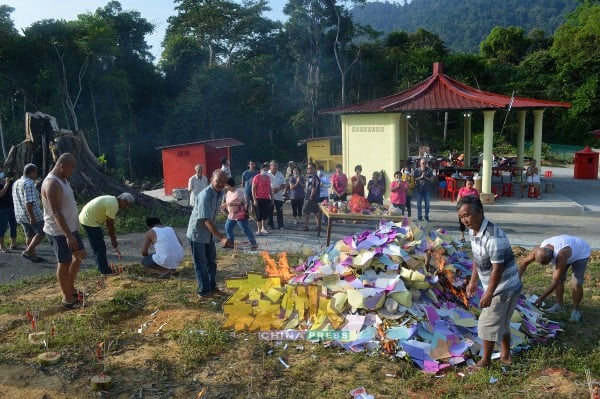 新邦葫芦顶华人义山改为中华山庄，伯公亭改为八卦亭后举行第一次春祭，场面和气氛与过去截然不同。