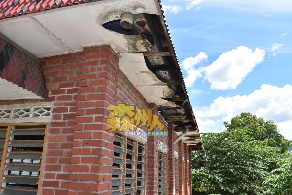 近年来经常有人前来破坏会堂，屋顶的天花板更是千疮百孔。
