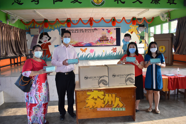 张聒翔（左2）宣布向马口州选区各源流中小学拨出2000令吉，以减轻校方开学时购买防疫物品的负担，左为温秀娟校长。