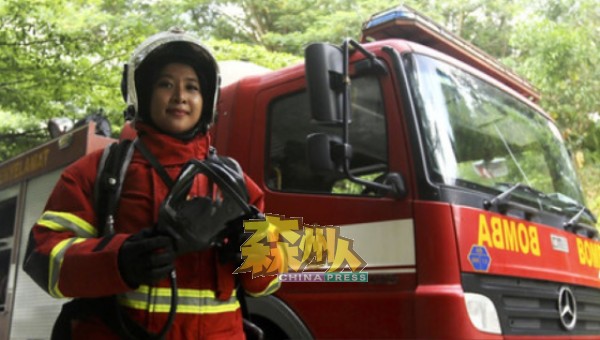 诺迈莎拉热爱深具挑战的工作，使她毅然辞去护士工作，转当消防及拯救员。