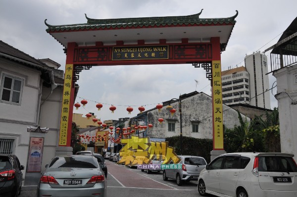 芙蓉文化街两个出入口设有华族传统风格的牌楼。 