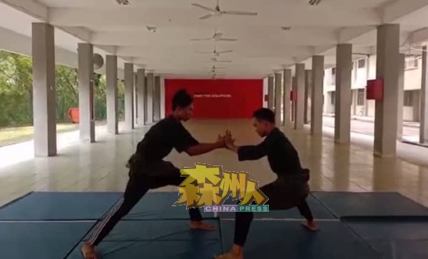 拿督哈芝阿都沙末国中同学表演了马来武术。