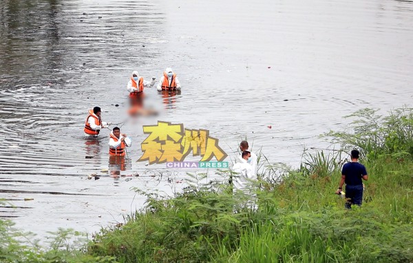 消拯员蛙人走入集水池打捞男浮尸。