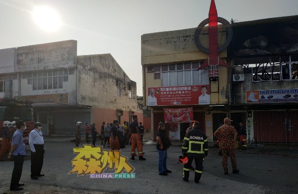 谢琪清（左起）及P古拿在接获火灾的消息后，到现场了解情况。