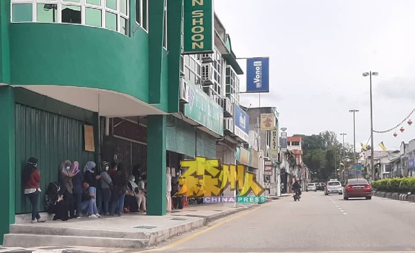 瓜拉庇劳市区的金店在这两天出现百人在金店外排队买金的现象。