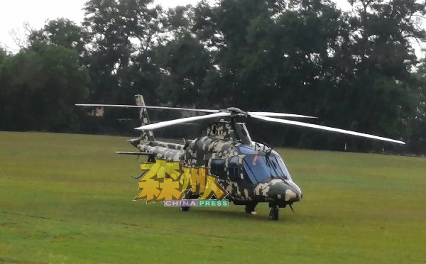 迷彩披身的军用直升机基于天气恶劣，迫降淡边东姑赛益德鲁斯中学大操场。