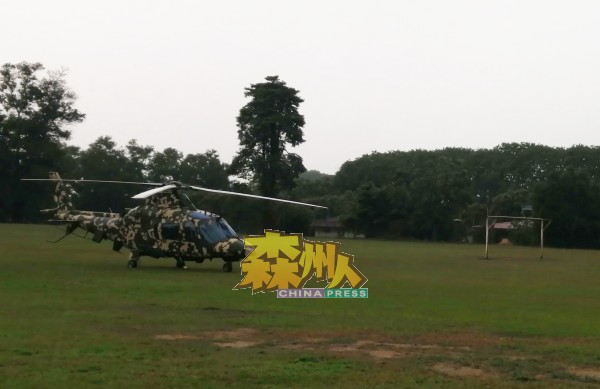 另一架军用直升机，也顺利降落在学校大操场的另一角落。
