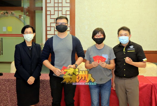 郑瑞芝（左起）颁发奖励金予高中组得奖者刘皓正及代表杨慧芳，右是陈劭扬。