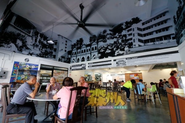 李三食坊延续总店以甲必丹领袖历史沿革为主题，店内设计充满香港老式茶餐厅叹茶的韵味。