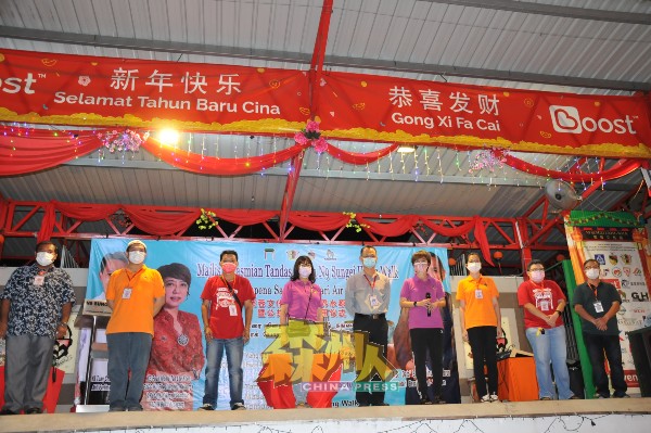 陈丽群（右4）向出席者介绍芙蓉文化街协调委员会新理事成员阵容；左5为罗方村。