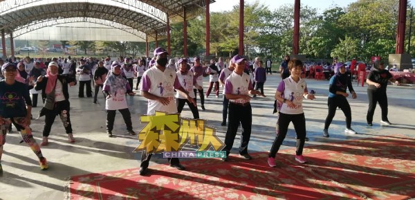 陈丽群（前排右起）、哈山巴隆与威拉班携同逾400与会男女，在淡边县议会有盖运动场一齐跳“尊巴健康舞蹈”。