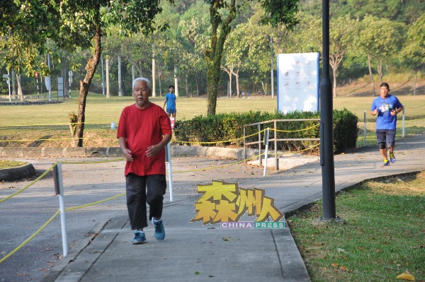 芙蓉新城城市公园重开后，周二早上已有少部分民众晨运跑步。